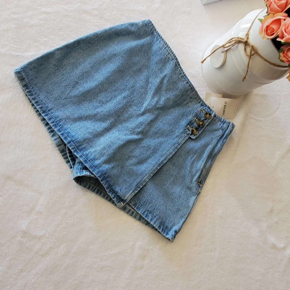 Women shorts - Picture 2 of 11